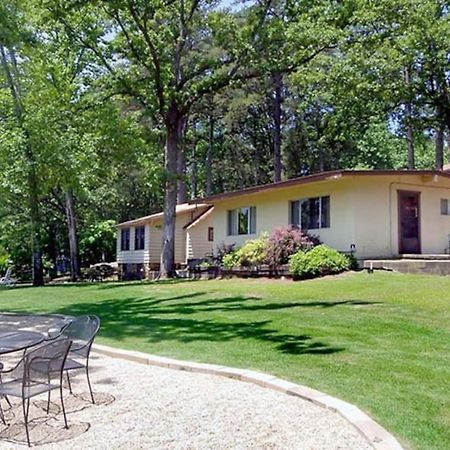 #02 - Unique Lakeside Studio Cottage- Pet Friendly Hot Springs Bagian luar foto