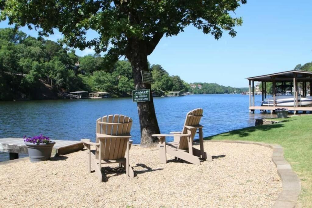 #02 - Unique Lakeside Studio Cottage- Pet Friendly Hot Springs Bagian luar foto