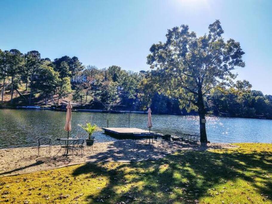 #02 - Unique Lakeside Studio Cottage- Pet Friendly Hot Springs Bagian luar foto