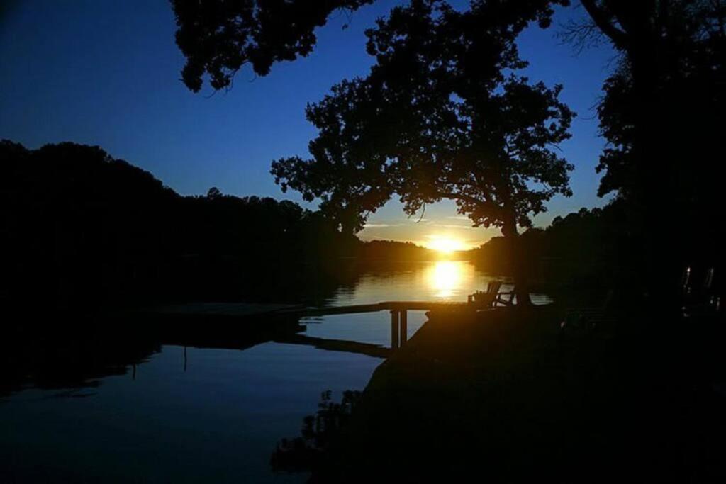 #02 - Unique Lakeside Studio Cottage- Pet Friendly Hot Springs Bagian luar foto