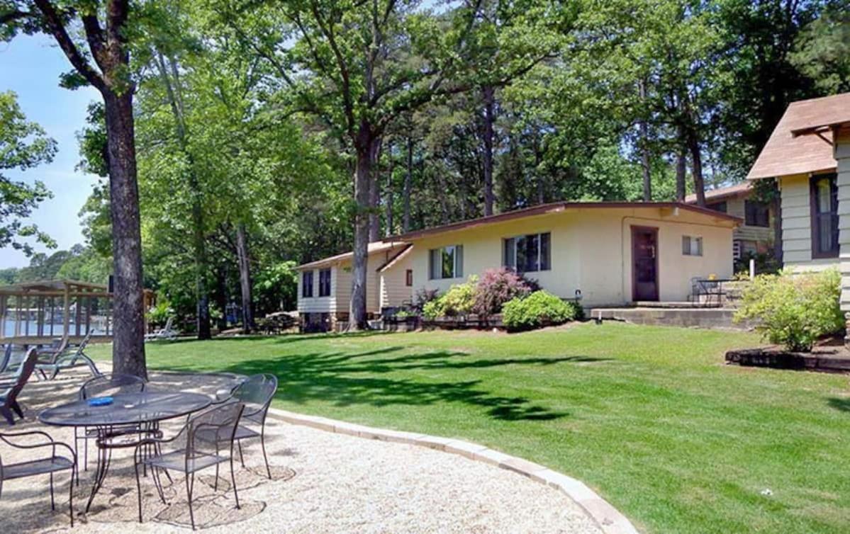 #02 - Unique Lakeside Studio Cottage- Pet Friendly Hot Springs Bagian luar foto