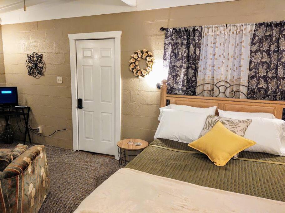 #02 - Unique Lakeside Studio Cottage- Pet Friendly Hot Springs Bagian luar foto